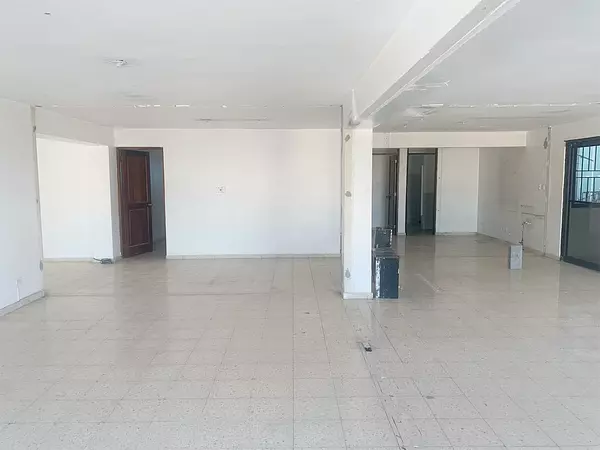oficinas y locales comerciales - Local en naco amplio  4