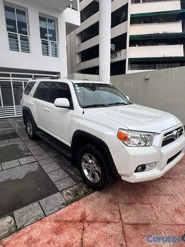 jeepetas y camionetas - Vendo Toyota 4 Runner SR5 2013 Excelentes Condicio 4
