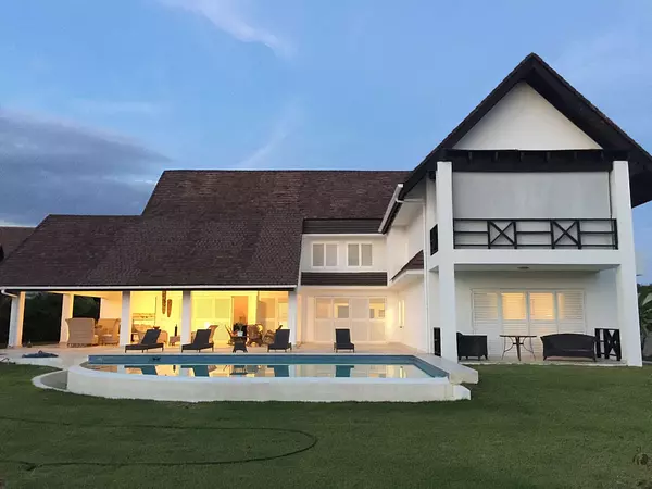 casas vacacionales y villas - Villa 2 niveles en punta cana 2,200 mts 
 5