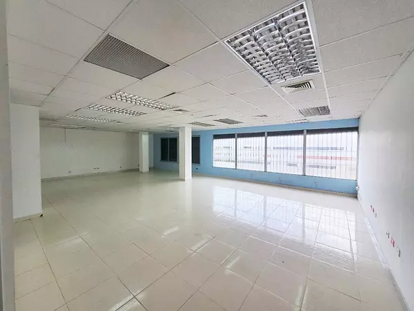 oficinas y locales comerciales - Local céntrico en Primer nivel  2