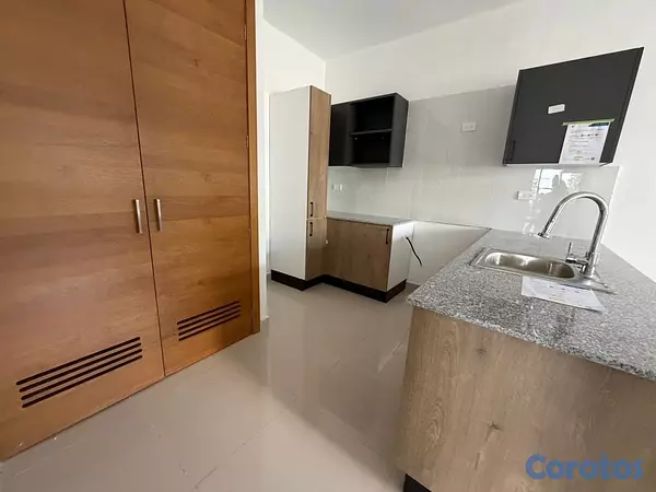 apartamentos - alquiló avenida independencia tercer nivel una habitación 1.5 baño parqueo balcó 10