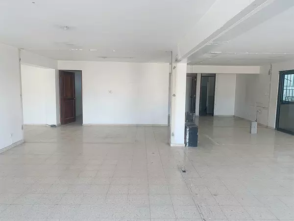oficinas y locales comerciales - Local en naco amplio  5