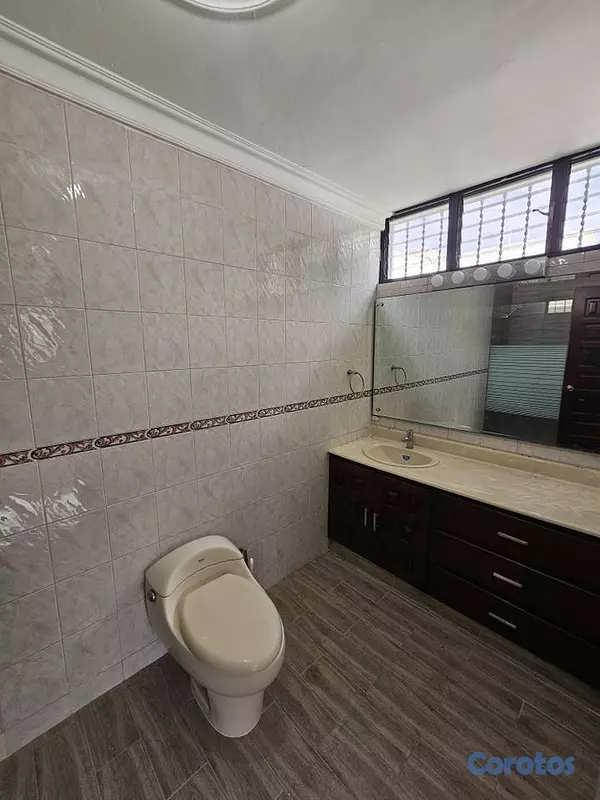 casas - Casa de 5 habitaciones 4 baños 4 parqueos en alqui 16
