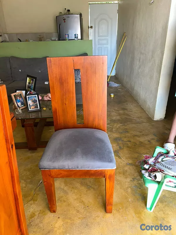 muebles y colchones - Comedor en caoba RD$70,000.00  4