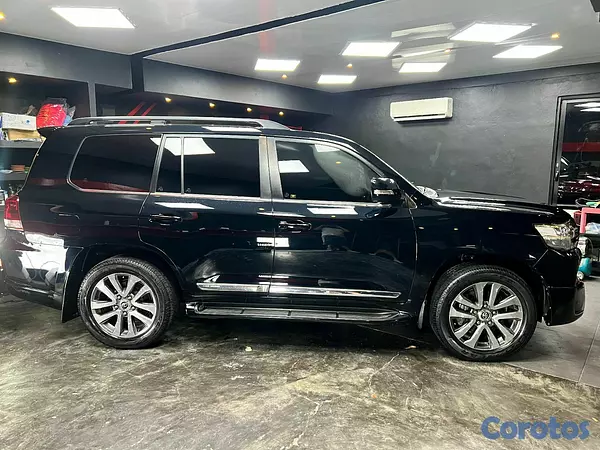 jeepetas y camionetas - Toyota land cruicer vxr 2017 4