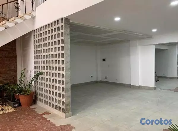 oficinas y locales comerciales - Local comercial en alquiler en la Zona Colonial 9