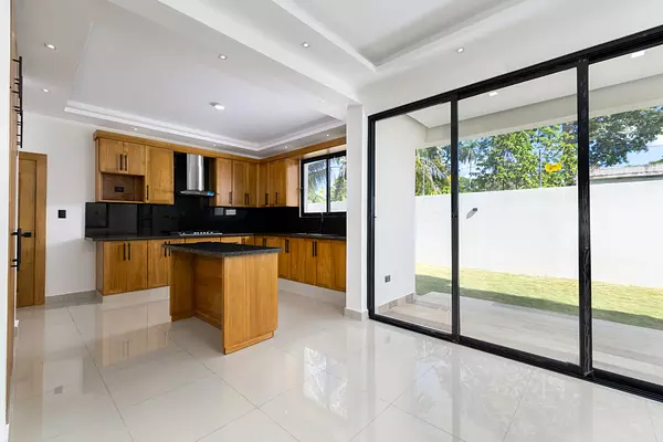 casas - Moderna Vivienda en Residencial Cerrado, Ave. 27 de Febrero 10
