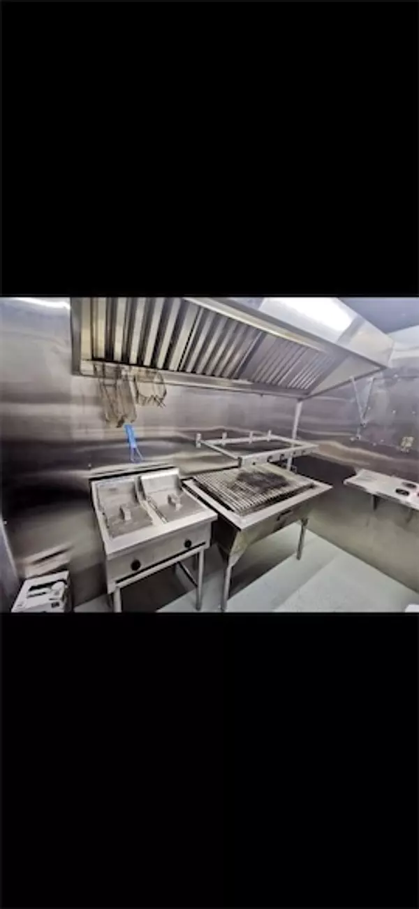 oficinas y locales comerciales - Locla tipo food truck en bella vista  2