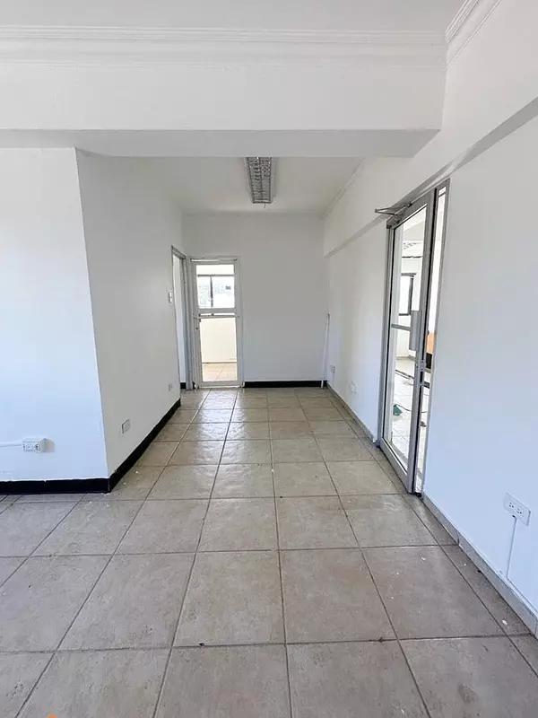 oficinas y locales comerciales - Local céntrico amplio espacio 2