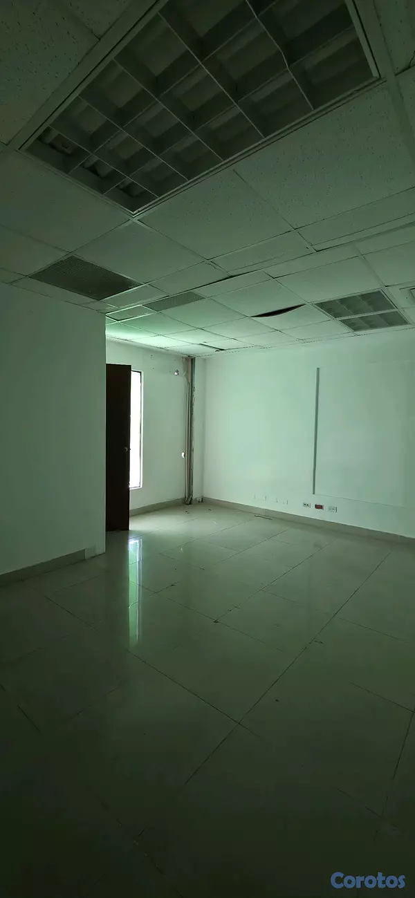 oficinas y locales comerciales - Local comercial en plaza Av. Churchill 2