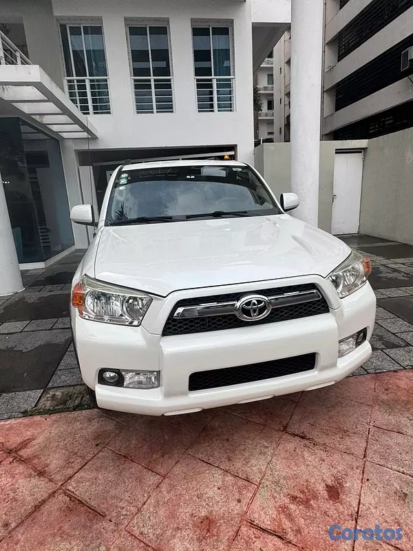 jeepetas y camionetas - Vendo Toyota 4 Runner SR5 2013 Excelentes Condicio 6