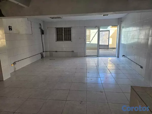 oficinas y locales comerciales - Local, amplio salón con baño dentro.  A 5 metros d 2