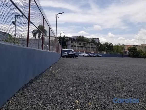 oficinas y locales comerciales - Se vende Parqueo Comercial detrás parada Metro Mamá Tingó 5