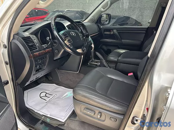 jeepetas y camionetas - Toyota Land Cruiser vx  5