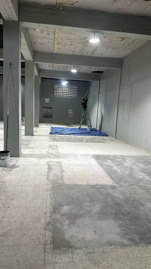 oficinas y locales comerciales - Local 2do piso 227 mts en la Nicolás de Ovando 2