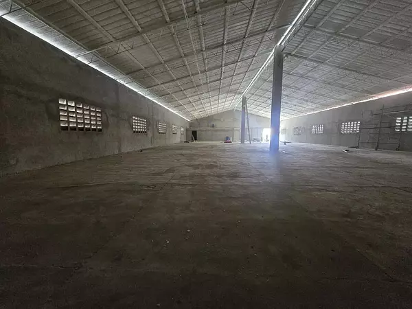 oficinas y locales comerciales - Alquilo Nave 800 Mts en Av. Independencia 2