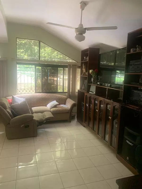 casas - VENDO CASA EN LA URB. GALÁ D.N 5