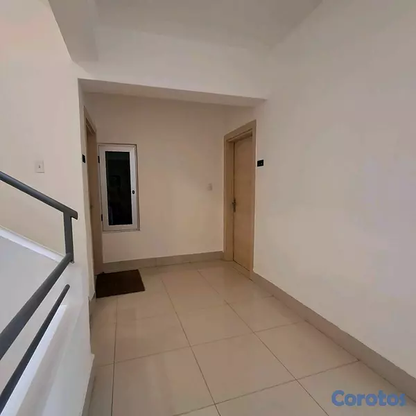apartamentos - Apartamento con vista limpia en Evaristo Morales piso alto 9