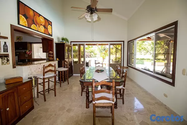 casas vacacionales y villas - Espaciosa villa de estilo clásico distribuida en dos niveles. 6