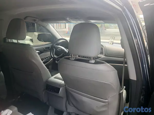 jeepetas y camionetas - DUEÑO VENDE TOYOTA  HIGHLANDER. COMO NUEVA. SOLO UN DUEÑO.  MUY POCO USO.   5