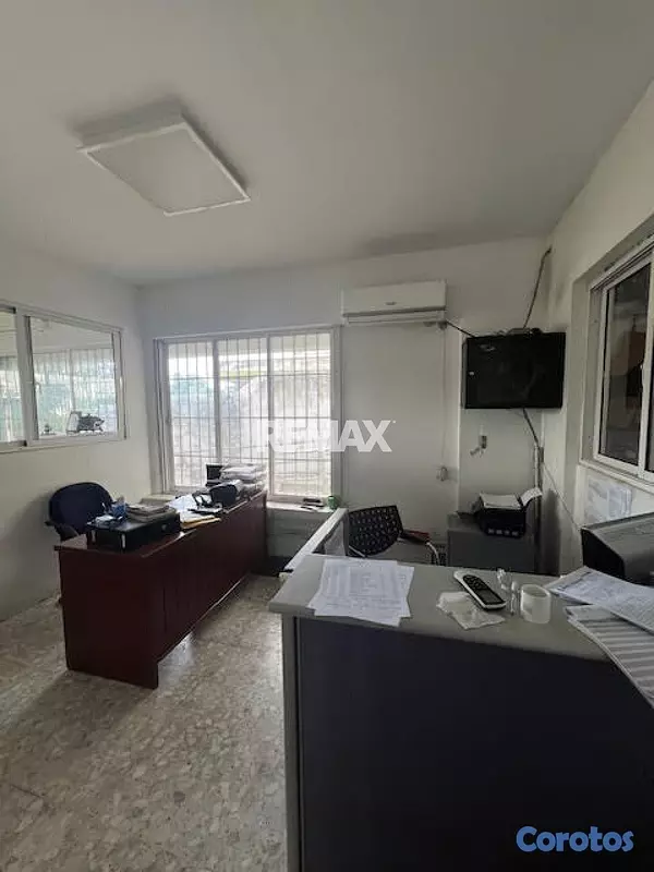 oficinas y locales comerciales - Local comercial de 700mt2 en alquiler en Altos de  10