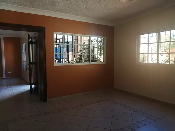 oficinas y locales comerciales - Alquilo Local 443 mts Los Prados
 4