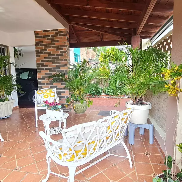 apartamentos - Km 10 de la independencia, Sector velazcasas.

Casa de dos niveles  9