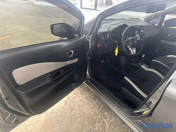carros - vendo deportunidad este hermoso Nissan note 2018 camra 360 sensore en los bomper 2