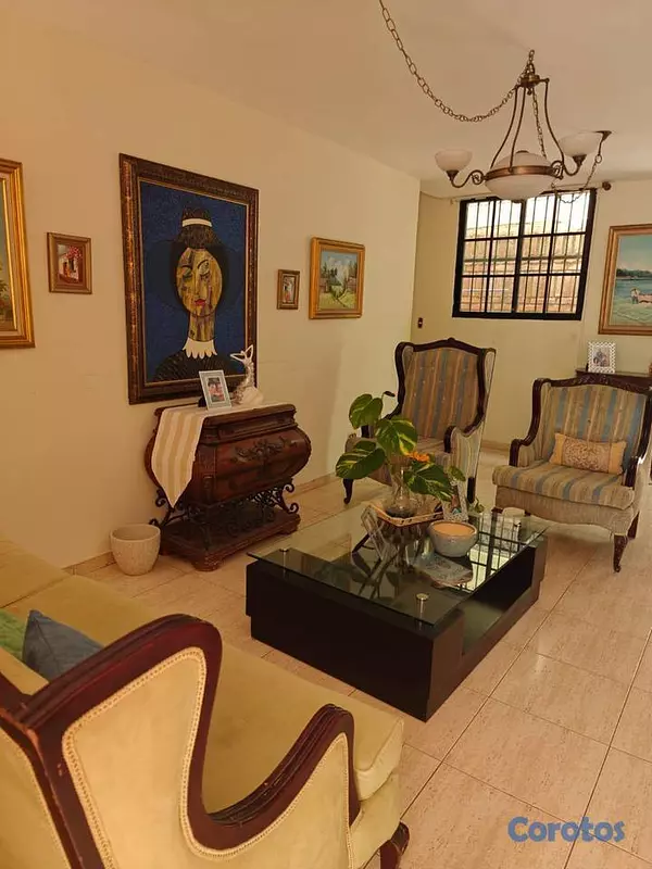 casas - Casa de 4 habitaciones en venta en Av. Independenc 2