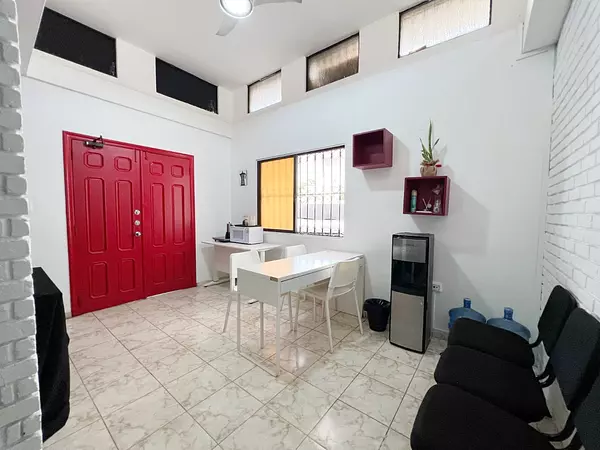 oficinas y locales comerciales - Propiedad comercial en los Prados 6
