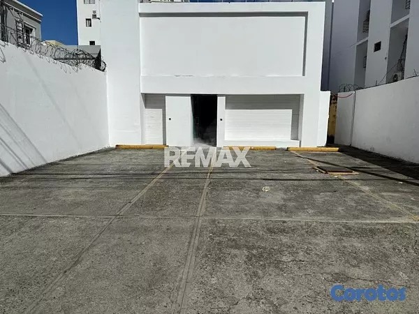 oficinas y locales comerciales - Local comercial de 300mt2 en alquiler en Renacimie 4