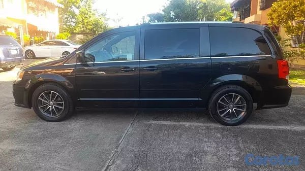 jeepetas y camionetas - Se vende Dodge Grand Caravan SXT 2017, excelentes  1
