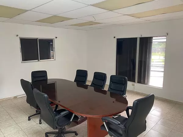 oficinas y locales comerciales - Se alquila local para estación de gas en Las Americas con oficinas 7