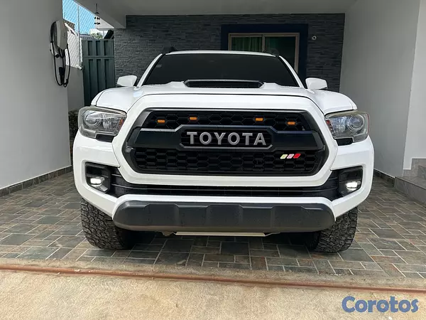 jeepetas y camionetas - SE VENDE TOYOTA TACOMA TRD FUR 2019 EN SANTIAGO DE LOS CABALLEROS  2