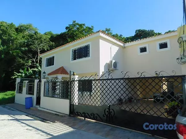 casas - Casa de Oportunidad de 2 niveles en  Altos De Arro 10