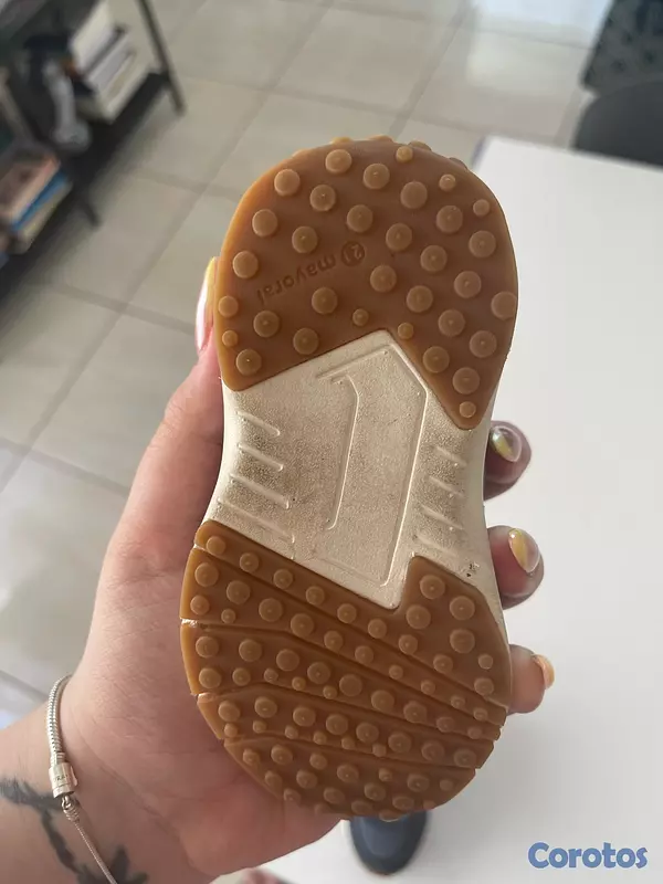 ropa y zapatos - vendo dos pares de zapatos y dos shorts de bebé  4