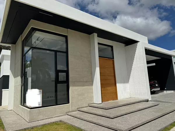casas - Lujosa Vivienda en Proyecto Cerrado, Llanos de Gurabo 2