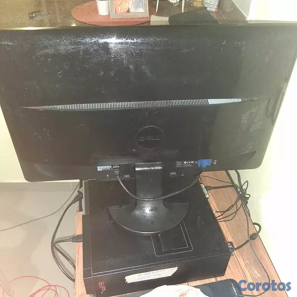 computadoras y laptops - Vendo Monitor Dell de 24 pulgadas. VGA. En perfectas condiciones!  3