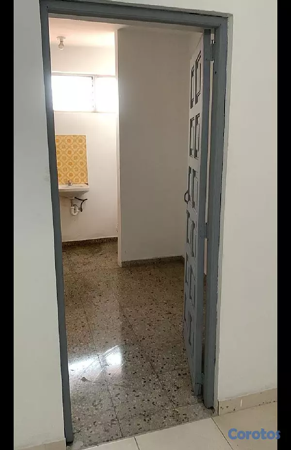 oficinas y locales comerciales - se alquila local  4