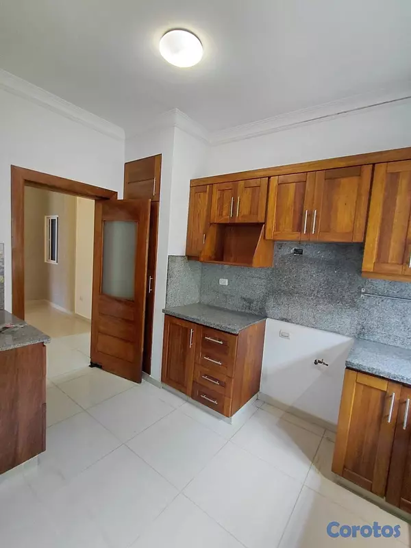 apartamentos - alquiló segundo nivel Evaristo Morales tres habitaciones 2.5 baños dos parqueos  4