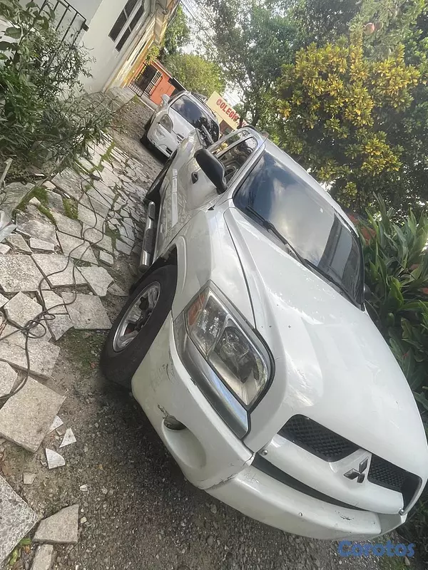 jeepetas y camionetas - Camioneta Mitsubishi Cabina y 1/2, 3