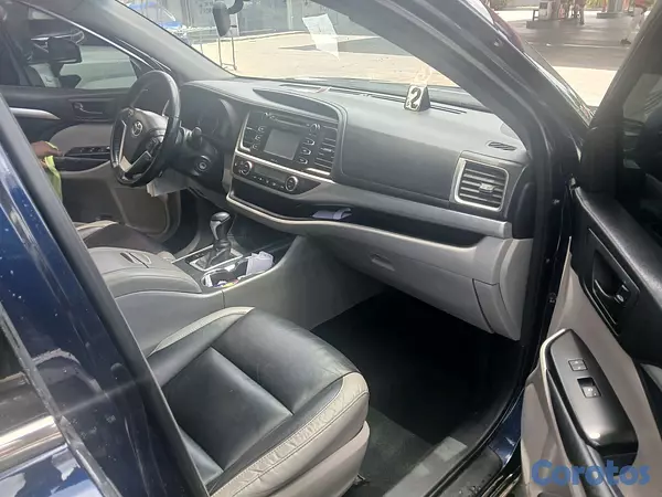jeepetas y camionetas - DUEÑO VENDE TOYOTA  HIGHLANDER. COMO NUEVA. SOLO UN DUEÑO.  MUY POCO USO.   4