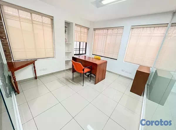 oficinas y locales comerciales - Local céntrico en Evaristo morales  3