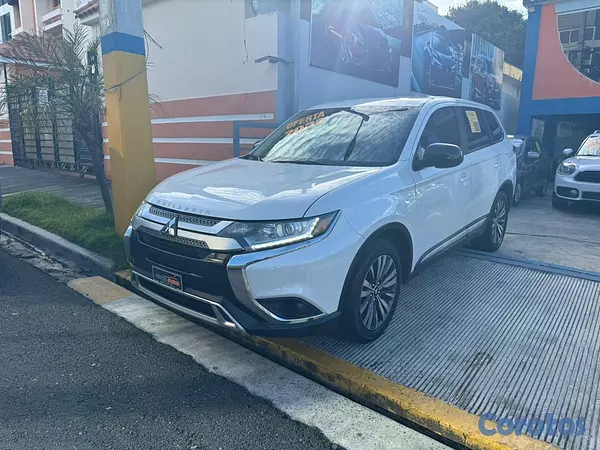 jeepetas y camionetas - Mitsubishi Outlander SE 2020 8