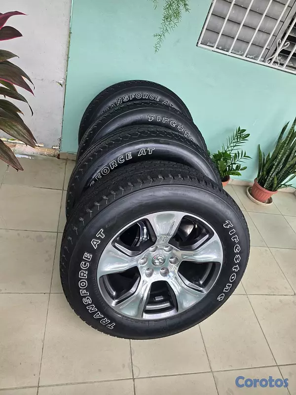 repuestos - SE VENDEN 4 GOMAS CON ARO 20 PARA CAMIONETA DODGE  3