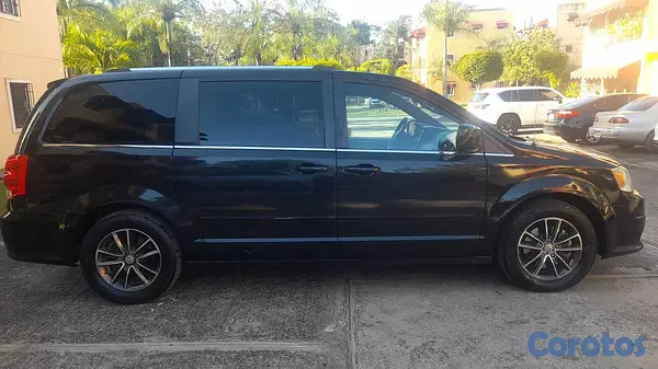 jeepetas y camionetas - Se vende Dodge Grand Caravan SXT 2017, excelentes  3