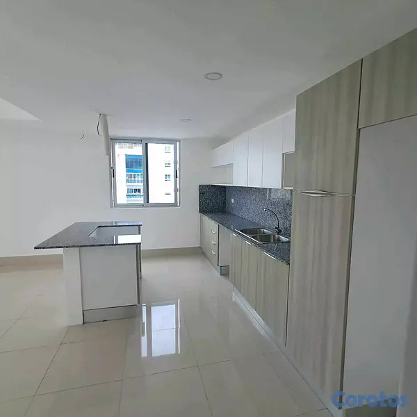 apartamentos - Apartamento con vista limpia en Evaristo Morales piso alto 5