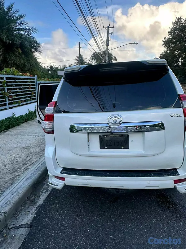 jeepetas y camionetas - Toyota prado 2010 con accesorios del 2017 TX , muy buenas condiciones negociable 6