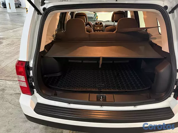 jeepetas y camionetas - Jeep Patriot 4x4 con menos de 25.000 millas 9