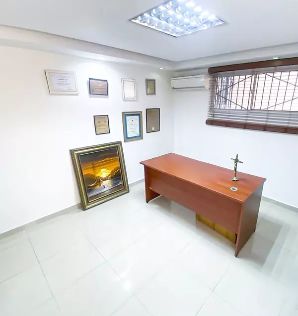 oficinas y locales comerciales - Local céntrico y amplio  4